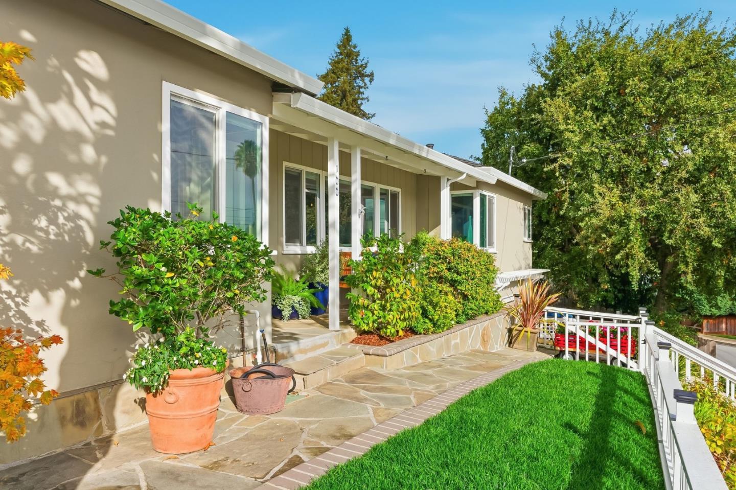 Detail Gallery Image 4 of 41 For 100 Garnet Ave, San Carlos,  CA 94070 - 2 Beds | 2 Baths