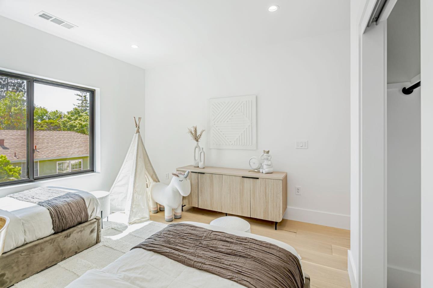 Detail Gallery Image 46 of 125 For 1879 Hull Ave, Redwood City,  CA 94061 - 6 Beds | 6/1 Baths