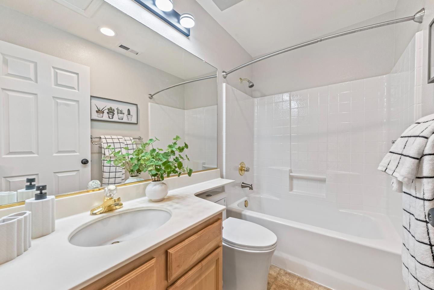 Detail Gallery Image 13 of 32 For 6165 Lavendula Way, San Jose,  CA 95119 - 3 Beds | 3 Baths