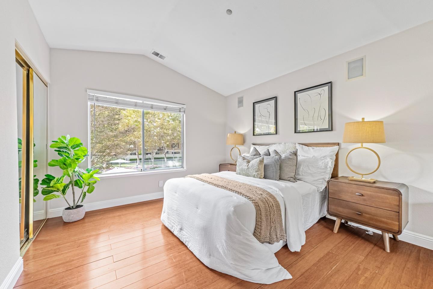 Detail Gallery Image 9 of 32 For 6165 Lavendula Way, San Jose,  CA 95119 - 3 Beds | 3 Baths