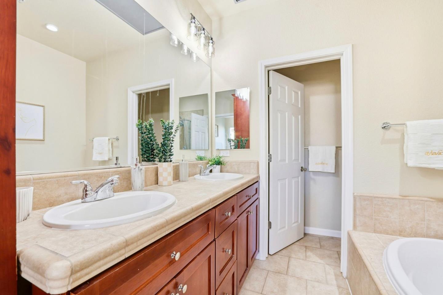 Detail Gallery Image 17 of 31 For 89 Esfahan Dr, San Jose,  CA 95111 - 3 Beds | 2/1 Baths