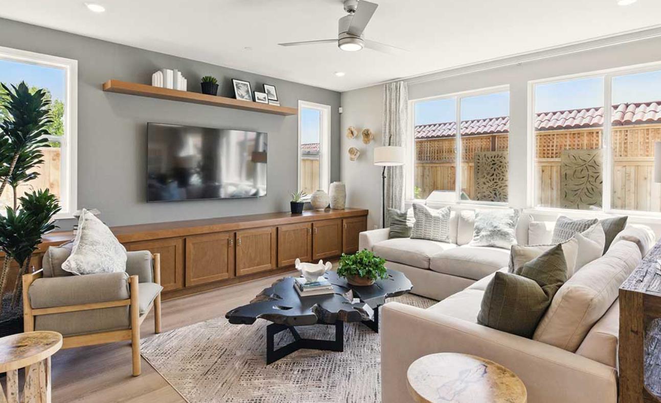 Detail Gallery Image 4 of 15 For 130 Dogwood Ct, Hollister,  CA 95023 - 4 Beds | 3 Baths