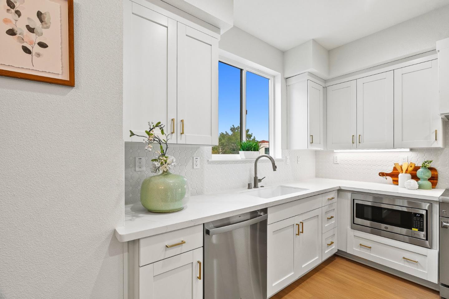 Detail Gallery Image 16 of 26 For 951 Woodside Rd, Redwood City,  CA 94061 - 4 Beds | 2/1 Baths