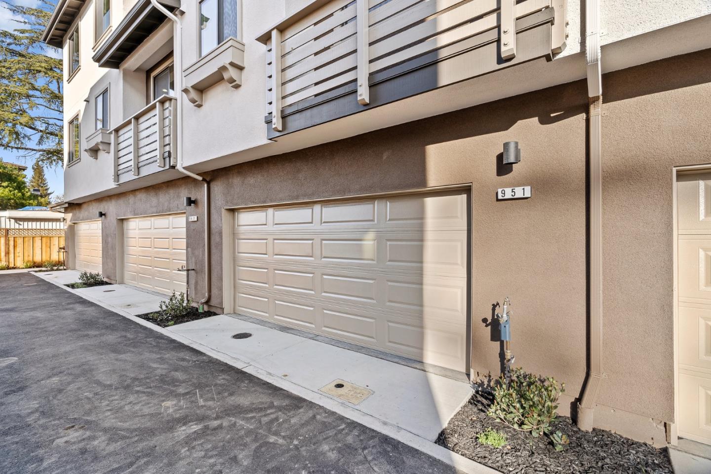 Detail Gallery Image 2 of 26 For 951 Woodside Rd, Redwood City,  CA 94061 - 4 Beds | 2/1 Baths