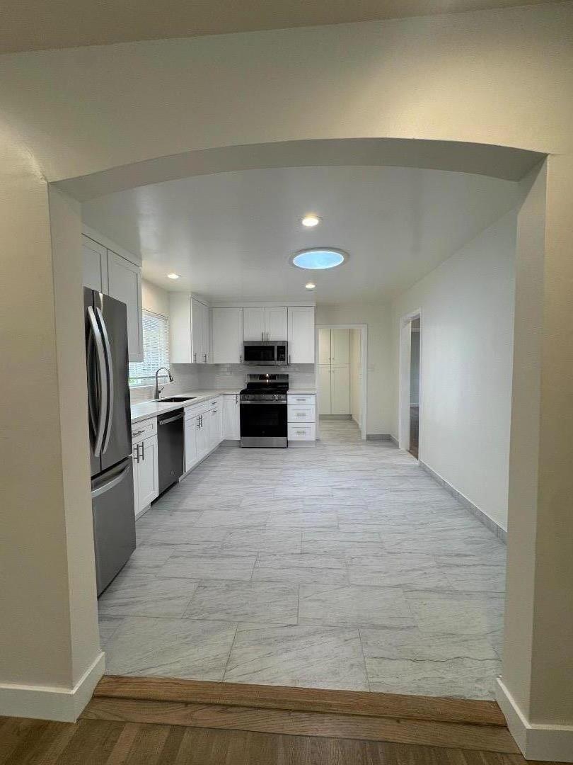 Detail Gallery Image 10 of 34 For 429 Larkin St a,  Monterey,  CA 93940 - 3 Beds | 1/1 Baths