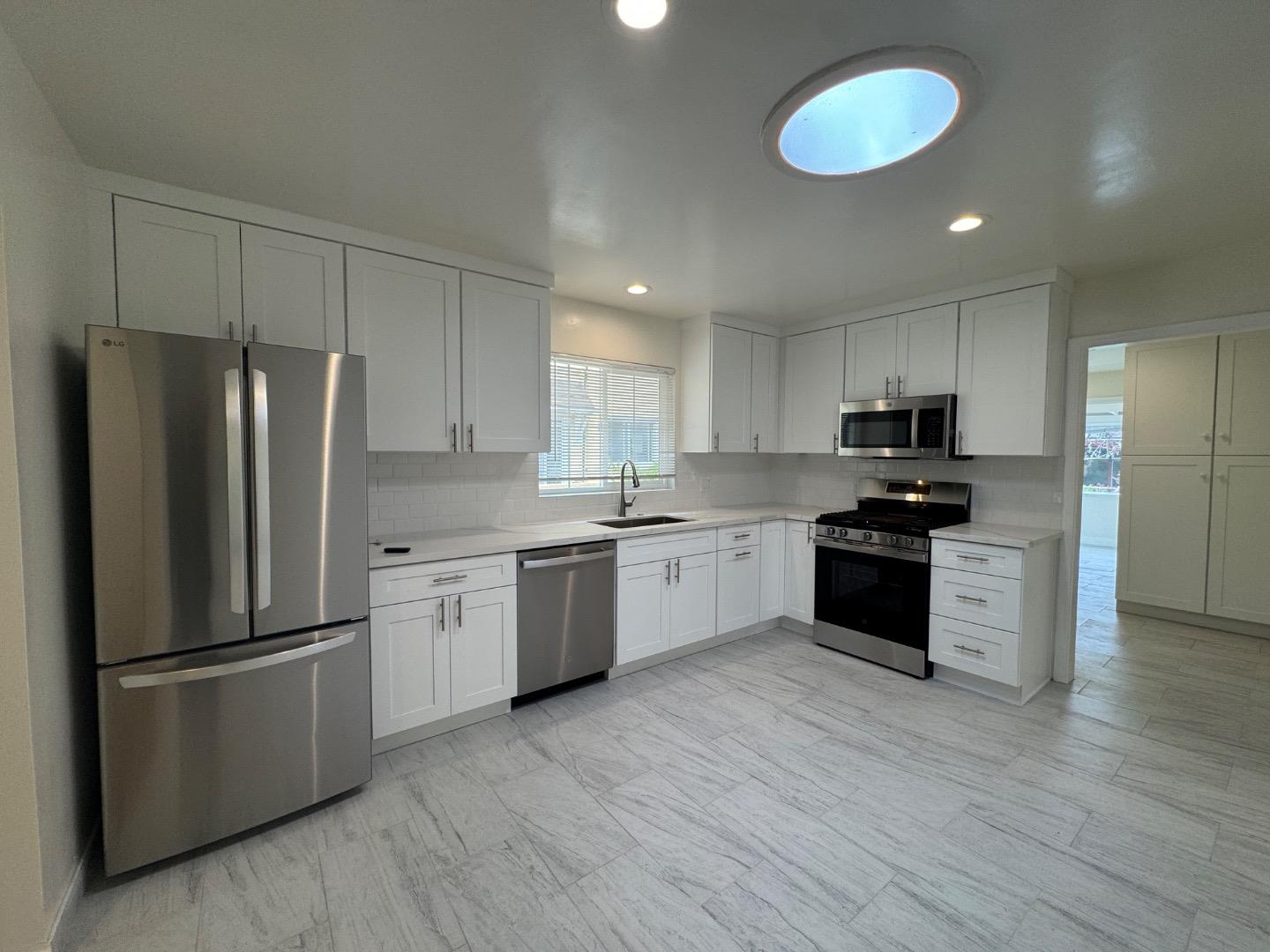 Detail Gallery Image 11 of 34 For 429 Larkin St a,  Monterey,  CA 93940 - 3 Beds | 1/1 Baths