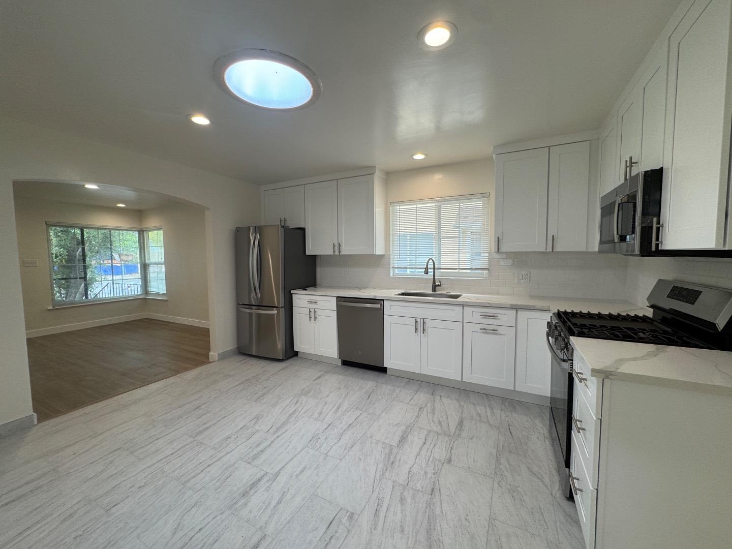 Detail Gallery Image 12 of 34 For 429 Larkin St a,  Monterey,  CA 93940 - 3 Beds | 1/1 Baths