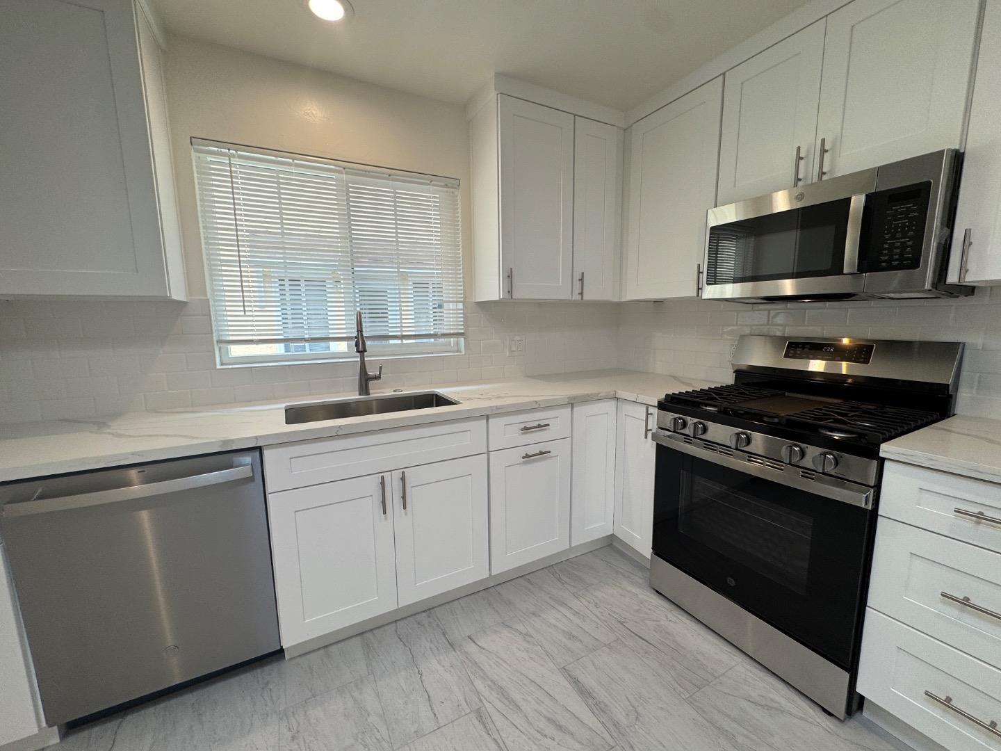 Detail Gallery Image 13 of 34 For 429 Larkin St a,  Monterey,  CA 93940 - 3 Beds | 1/1 Baths