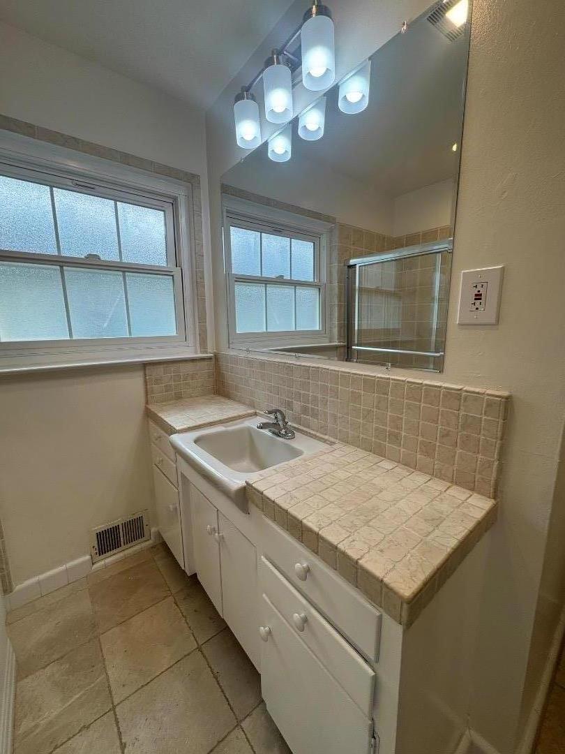 Detail Gallery Image 19 of 34 For 429 Larkin St a,  Monterey,  CA 93940 - 3 Beds | 1/1 Baths