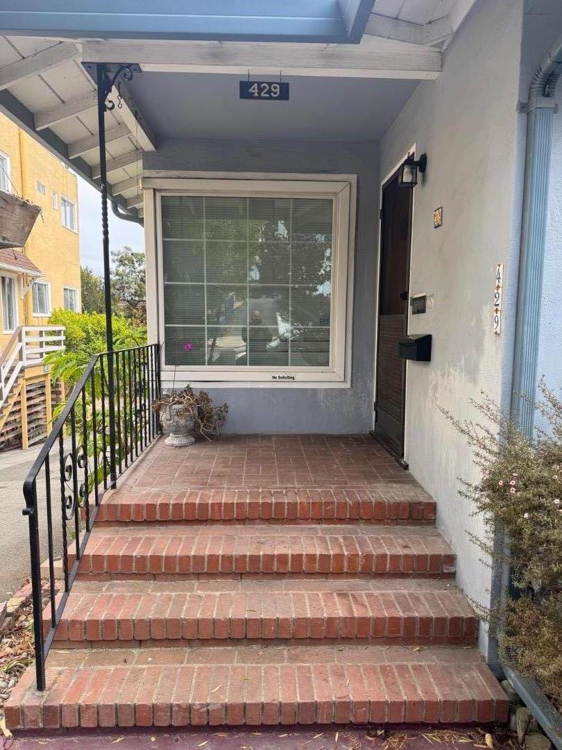 Detail Gallery Image 2 of 34 For 429 Larkin St a,  Monterey,  CA 93940 - 3 Beds | 1/1 Baths