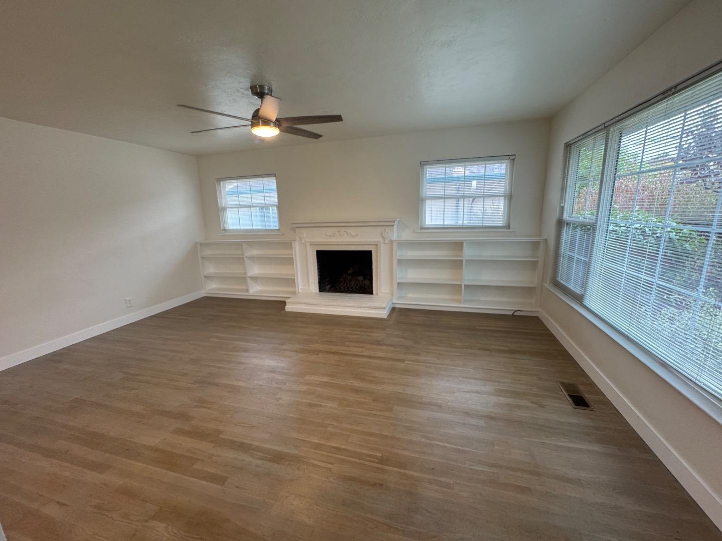 Detail Gallery Image 3 of 34 For 429 Larkin St a,  Monterey,  CA 93940 - 3 Beds | 1/1 Baths