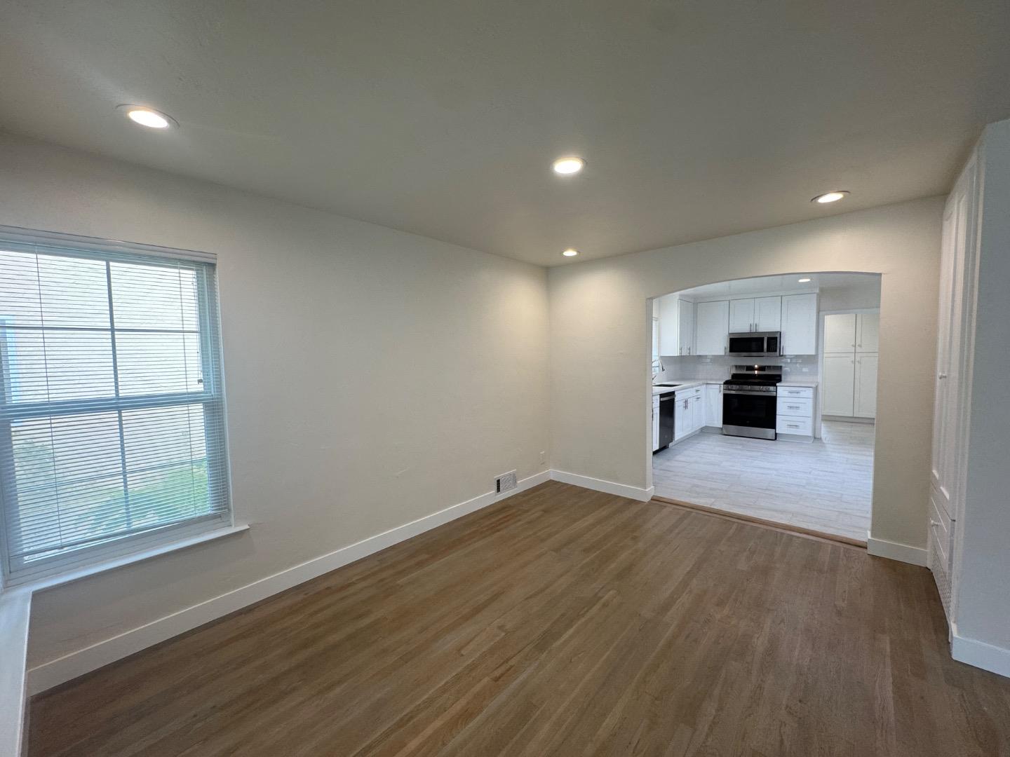 Detail Gallery Image 8 of 34 For 429 Larkin St a,  Monterey,  CA 93940 - 3 Beds | 1/1 Baths