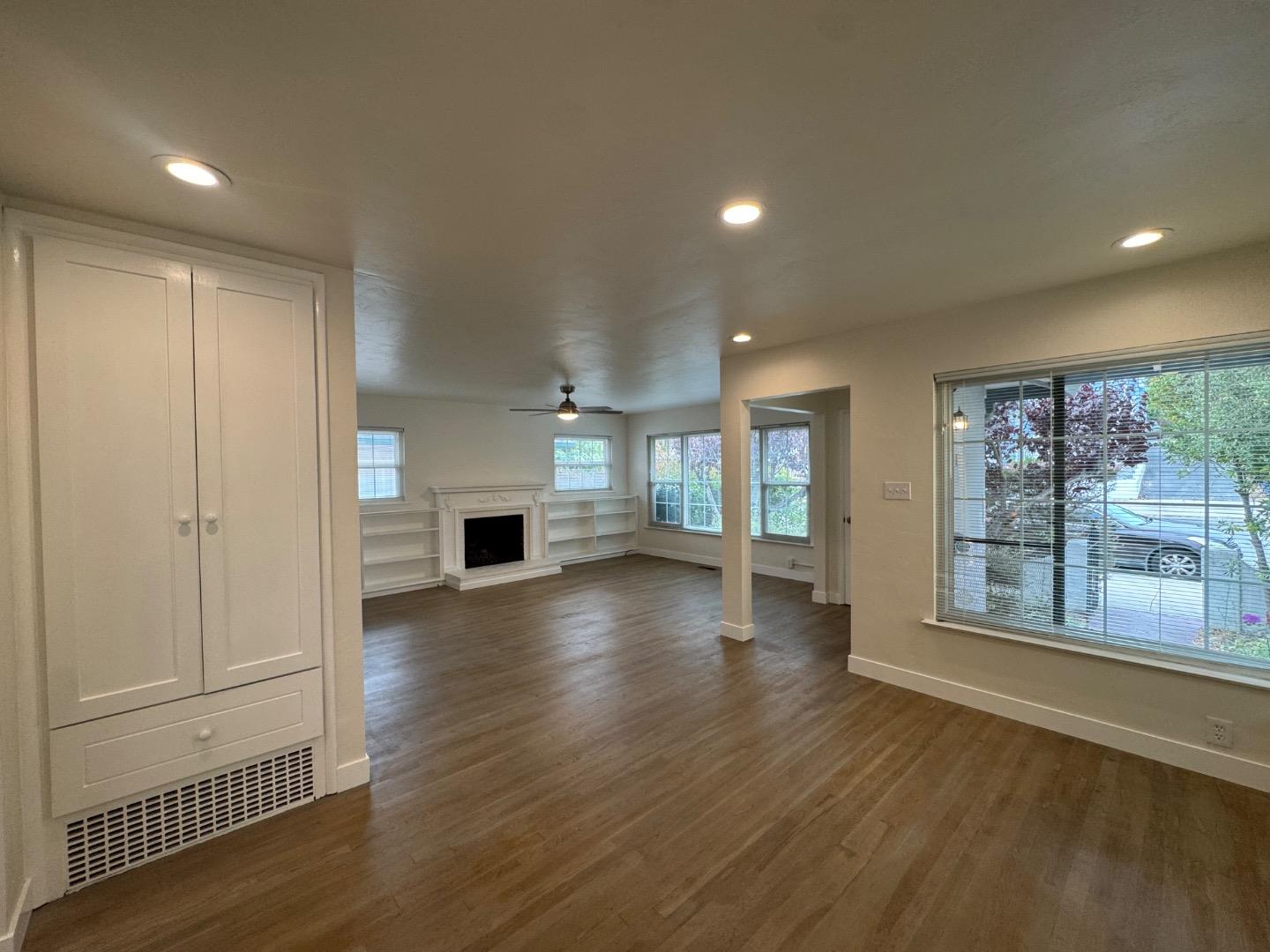 Detail Gallery Image 9 of 34 For 429 Larkin St a,  Monterey,  CA 93940 - 3 Beds | 1/1 Baths