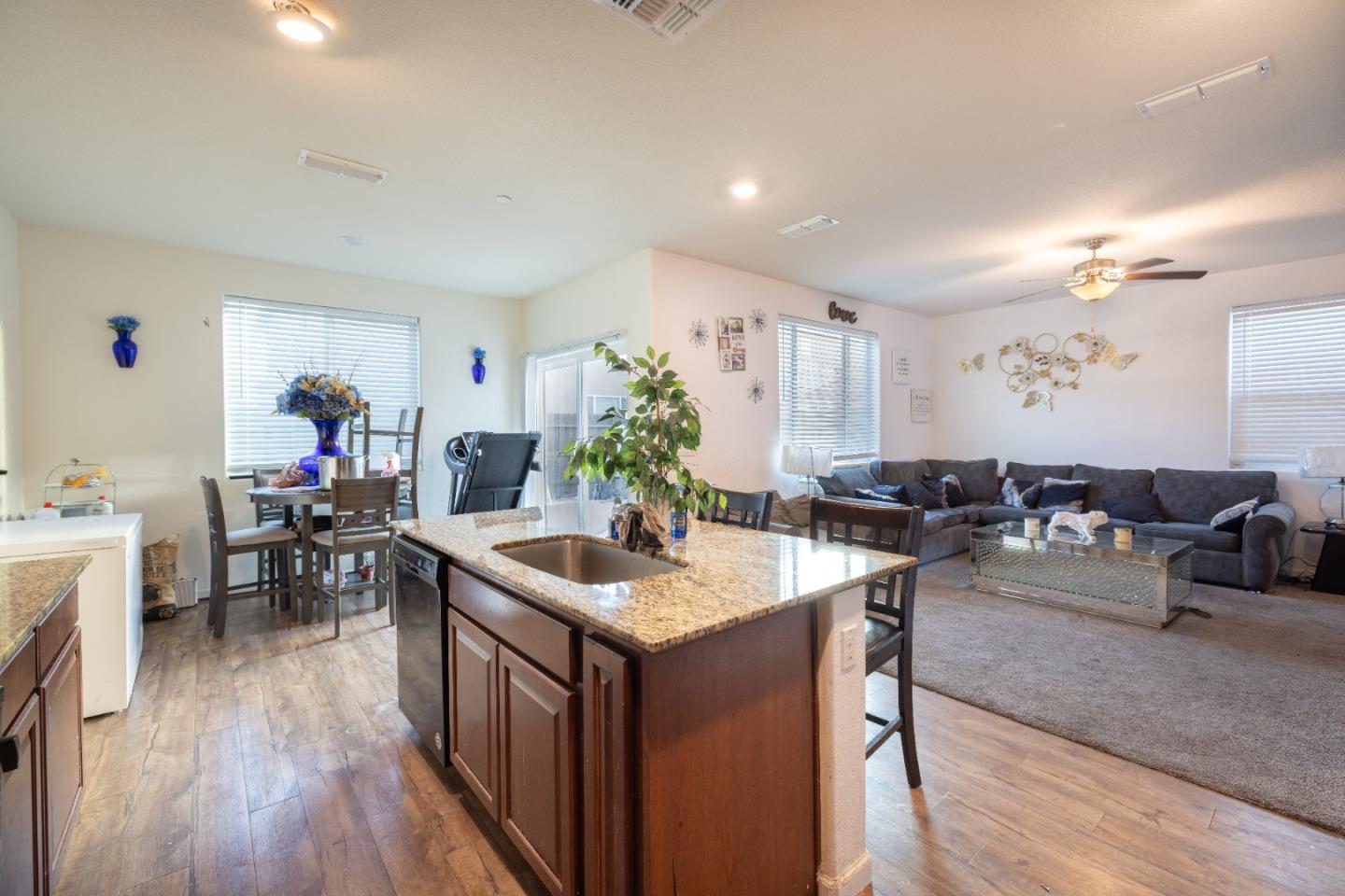 Detail Gallery Image 5 of 43 For 654 Flagstone Dr, Stockton,  CA 95206 - 5 Beds | 3 Baths