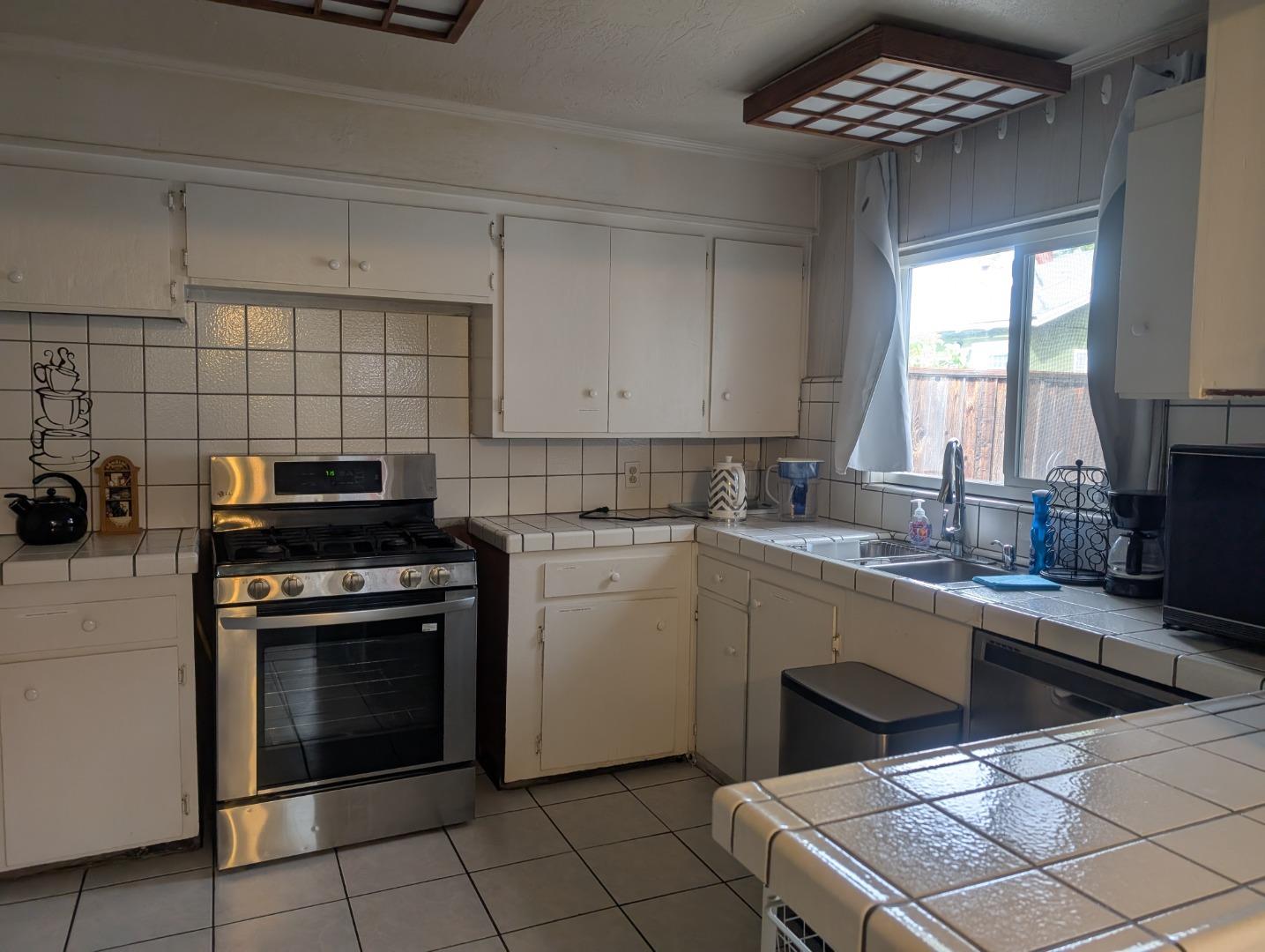 Detail Gallery Image 10 of 20 For 481 Rutland Ave, San Jose,  CA 95128 - 2 Beds | 2 Baths