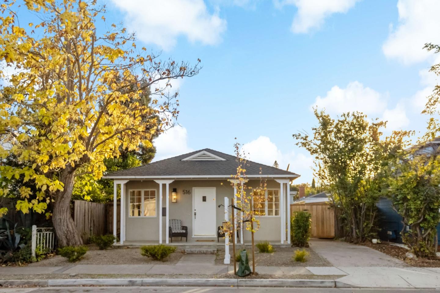 Detail Gallery Image 2 of 33 For 516 Cleveland St, Redwood City,  CA 94062 - 3 Beds | 1 Baths