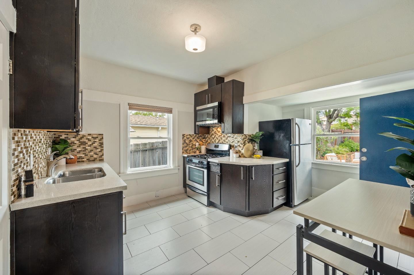 Detail Gallery Image 13 of 40 For 6900 Thornhill Dr, Oakland,  CA 94611 - 3 Beds | 3 Baths