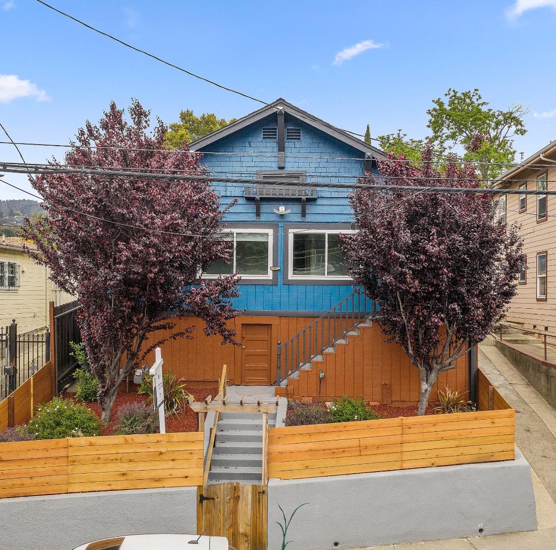 Detail Gallery Image 2 of 40 For 6900 Thornhill Dr, Oakland,  CA 94611 - 3 Beds | 3 Baths