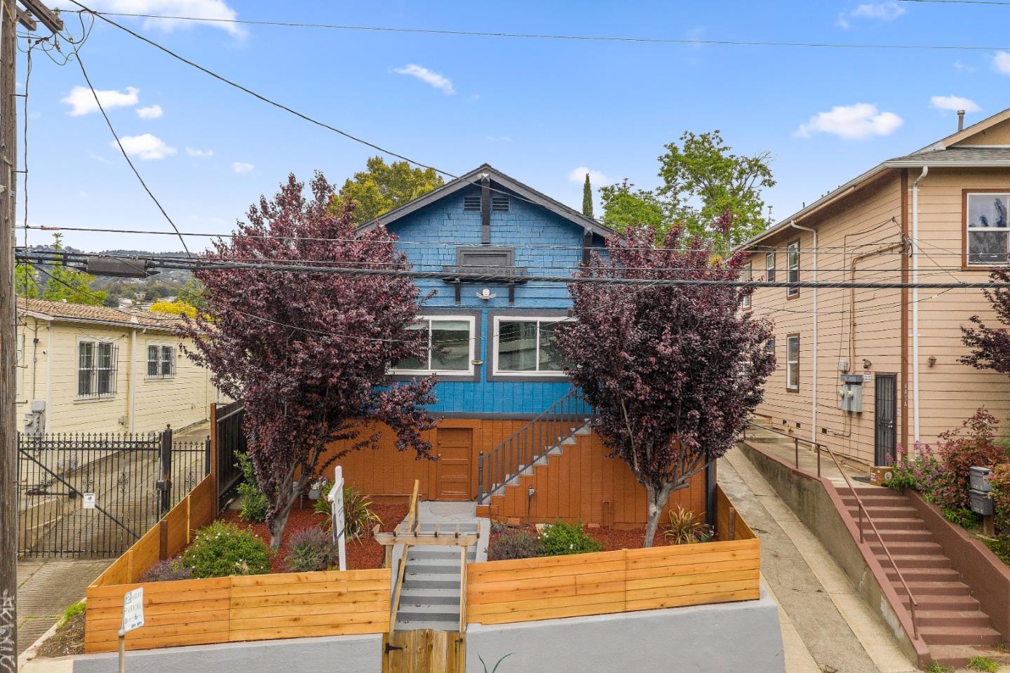 Detail Gallery Image 3 of 40 For 6900 Thornhill Dr, Oakland,  CA 94611 - 3 Beds | 3 Baths