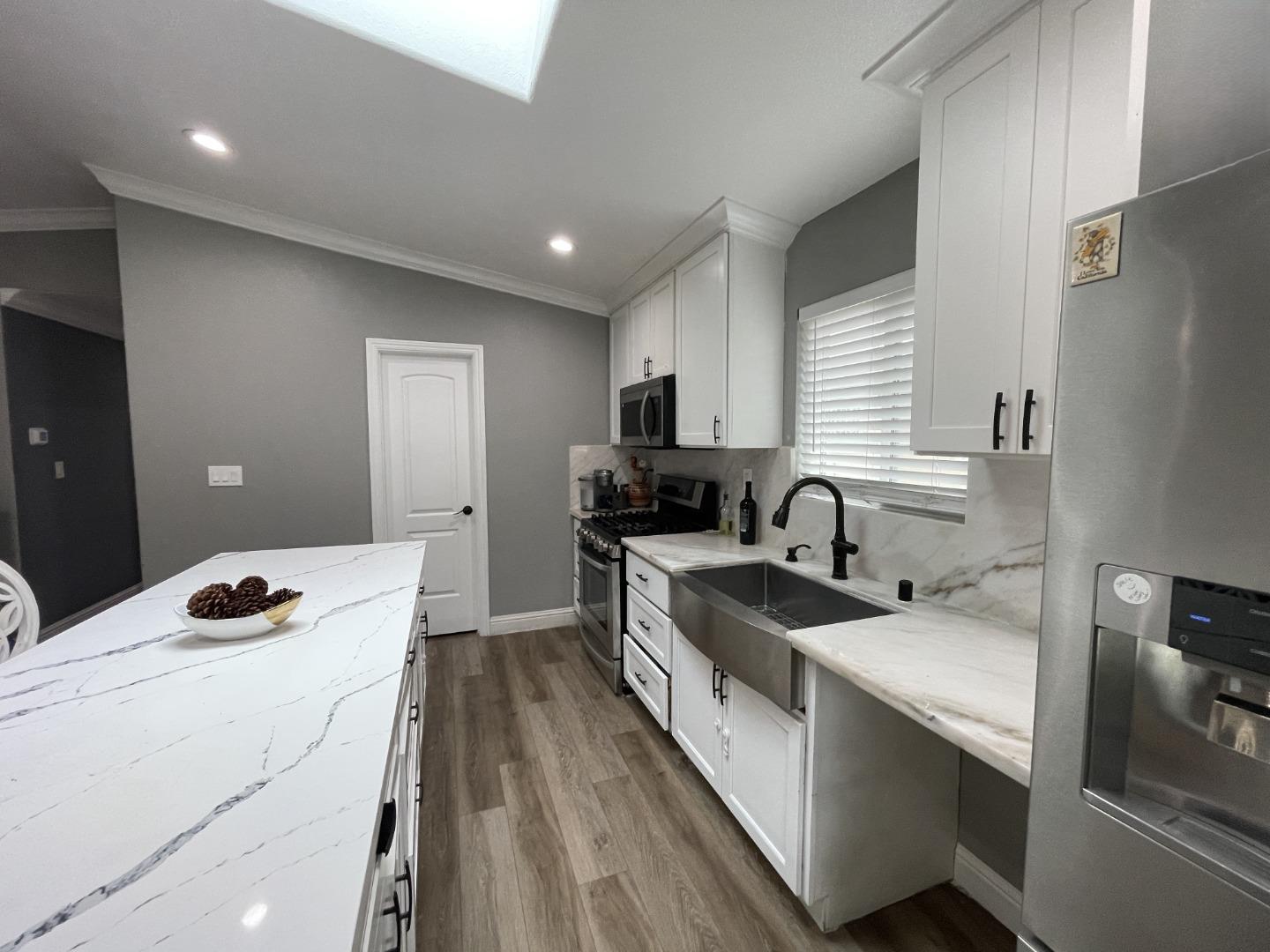 Detail Gallery Image 4 of 18 For 544 W 9th St, Stockton,  CA 95206 - 3 Beds | 2 Baths