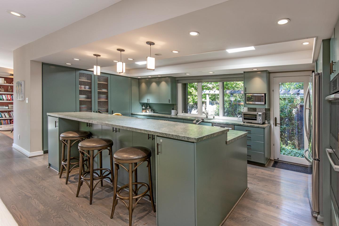 Detail Gallery Image 10 of 45 For 135 Wyndham Dr, Portola Valley,  CA 94028 - 4 Beds | 3/1 Baths