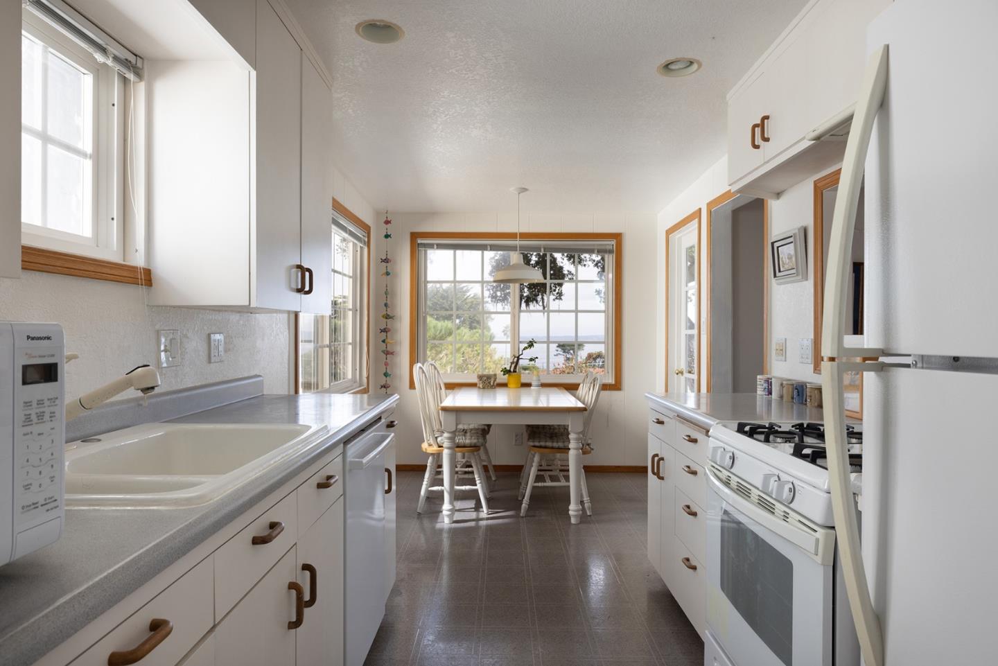 Detail Gallery Image 14 of 26 For 650 Grace St, Monterey,  CA 93940 - 3 Beds | 2 Baths