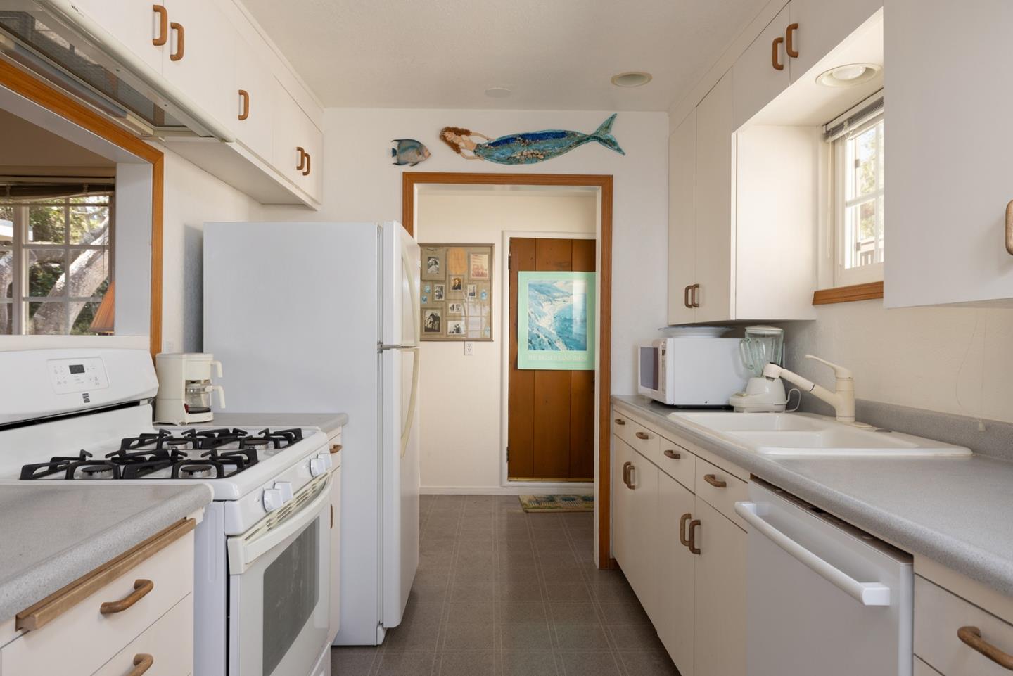 Detail Gallery Image 15 of 26 For 650 Grace St, Monterey,  CA 93940 - 3 Beds | 2 Baths