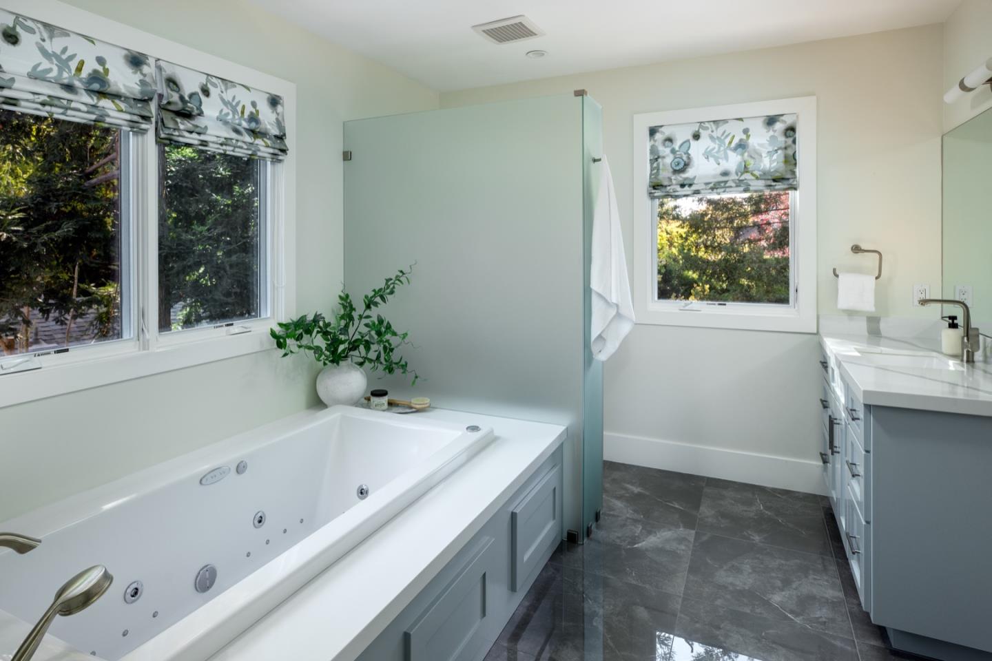 Detail Gallery Image 11 of 21 For 455 San Mateo Dr, Menlo Park,  CA 94025 - 5 Beds | 5/2 Baths