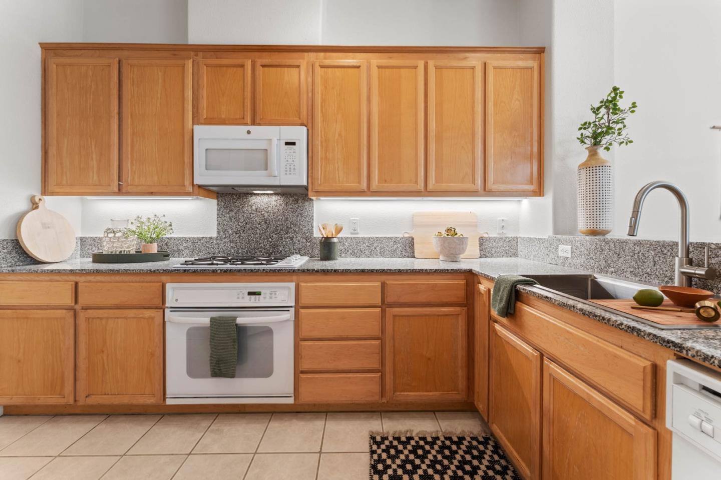 Detail Gallery Image 14 of 34 For 108 Kent Ct, Scotts Valley,  CA 95066 - 3 Beds | 2/1 Baths