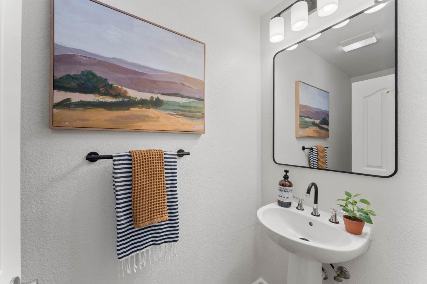 Detail Gallery Image 5 of 34 For 108 Kent Ct, Scotts Valley,  CA 95066 - 3 Beds | 2/1 Baths