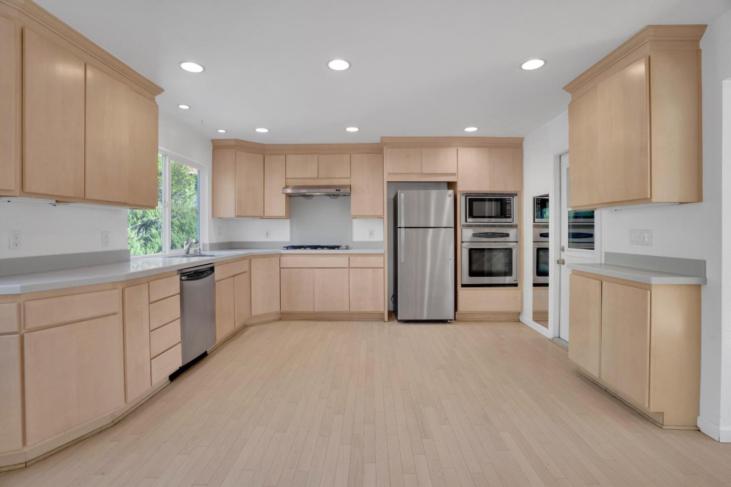 Detail Gallery Image 10 of 33 For 239 Sierra Ct, Martinez,  CA 94553 - 4 Beds | 2/1 Baths