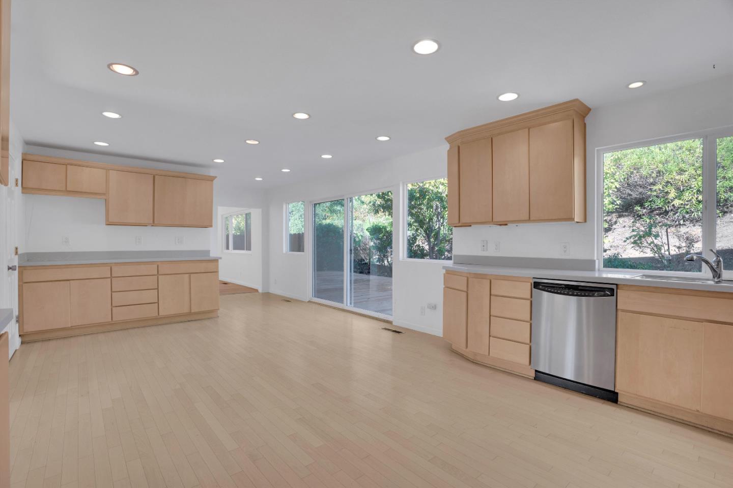 Detail Gallery Image 11 of 33 For 239 Sierra Ct, Martinez,  CA 94553 - 4 Beds | 2/1 Baths