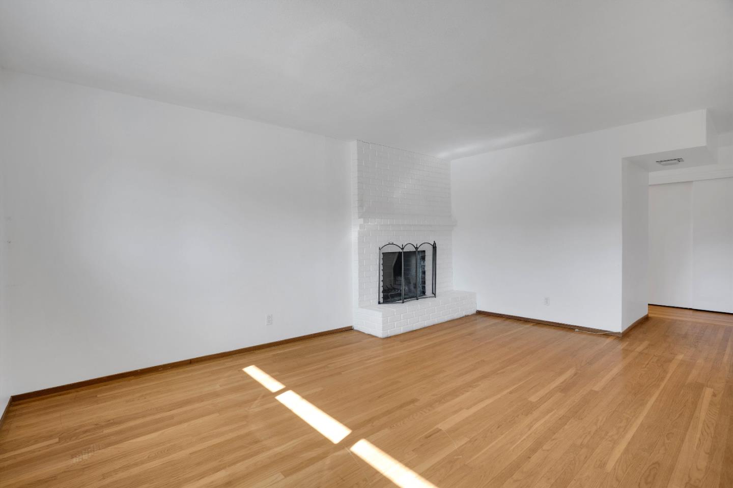 Detail Gallery Image 14 of 33 For 239 Sierra Ct, Martinez,  CA 94553 - 4 Beds | 2/1 Baths