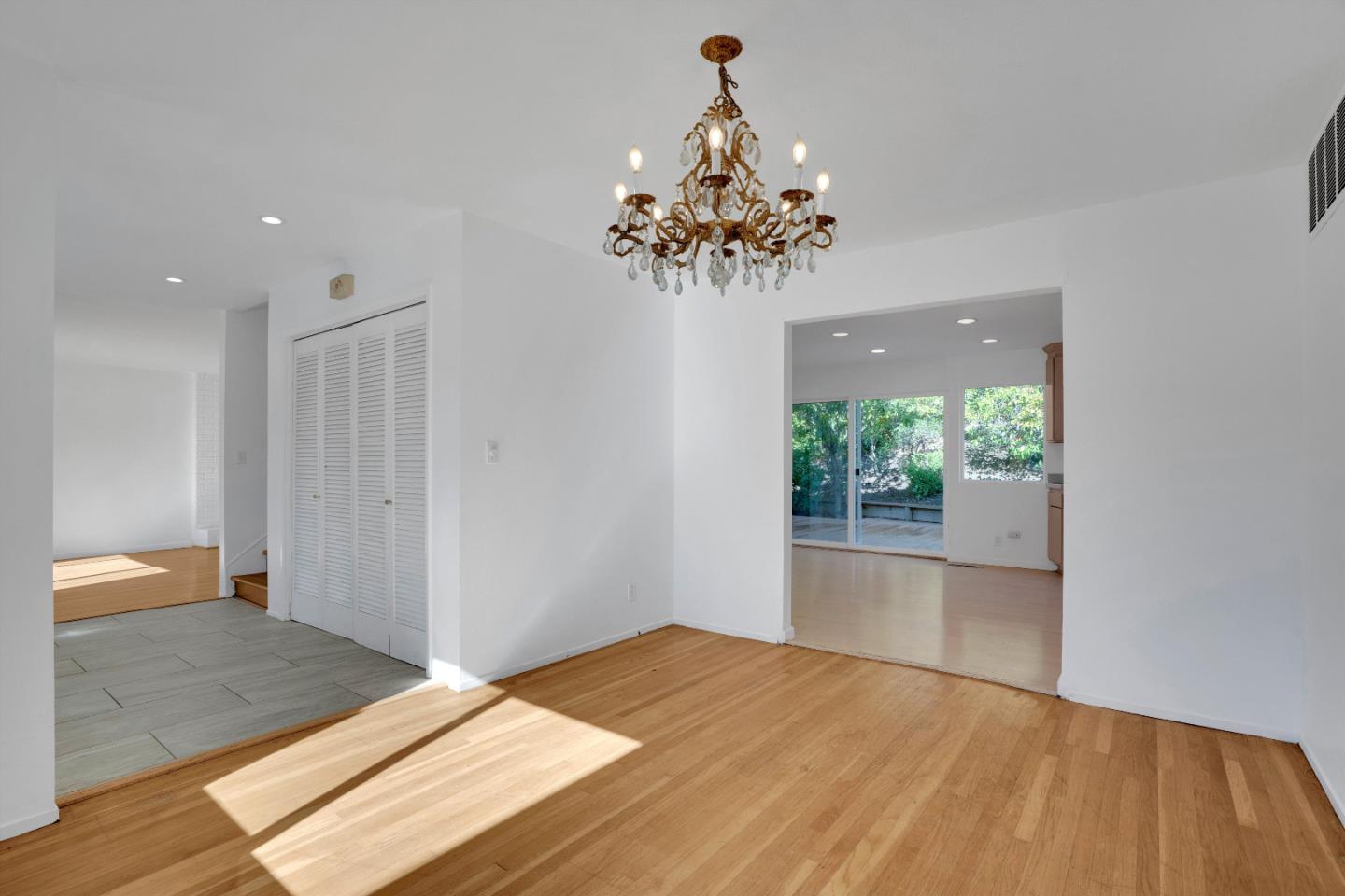 Detail Gallery Image 3 of 33 For 239 Sierra Ct, Martinez,  CA 94553 - 4 Beds | 2/1 Baths