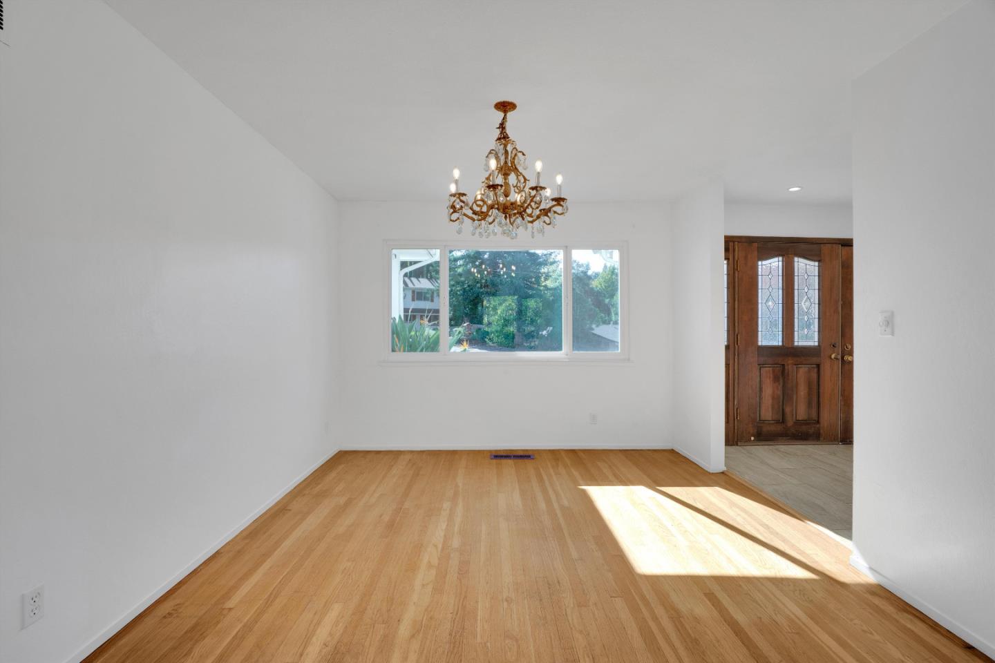 Detail Gallery Image 4 of 33 For 239 Sierra Ct, Martinez,  CA 94553 - 4 Beds | 2/1 Baths