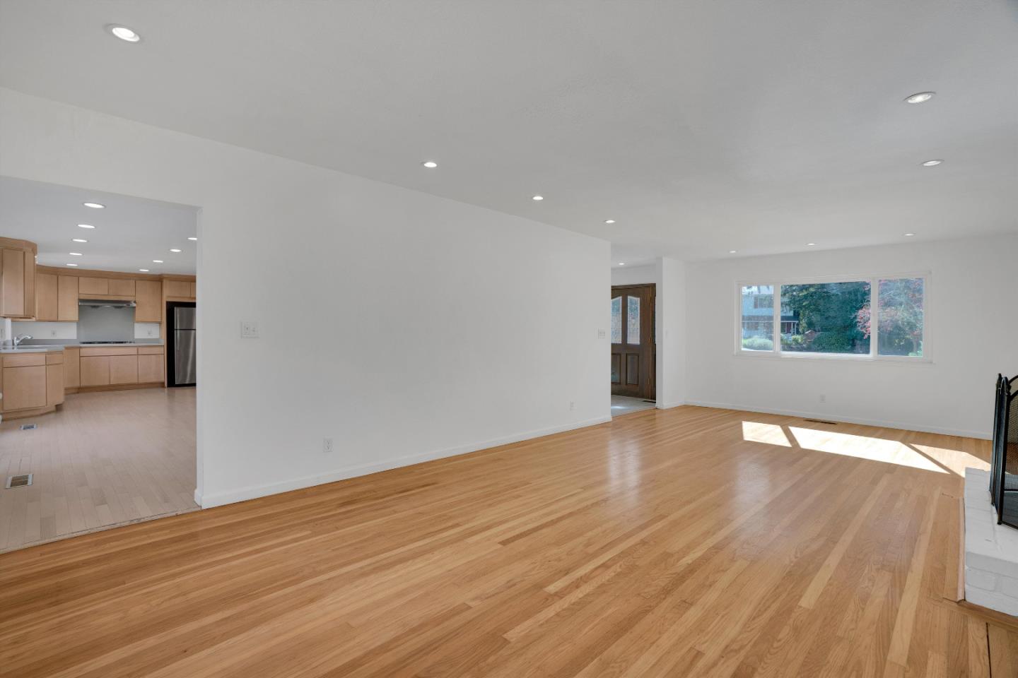 Detail Gallery Image 5 of 33 For 239 Sierra Ct, Martinez,  CA 94553 - 4 Beds | 2/1 Baths