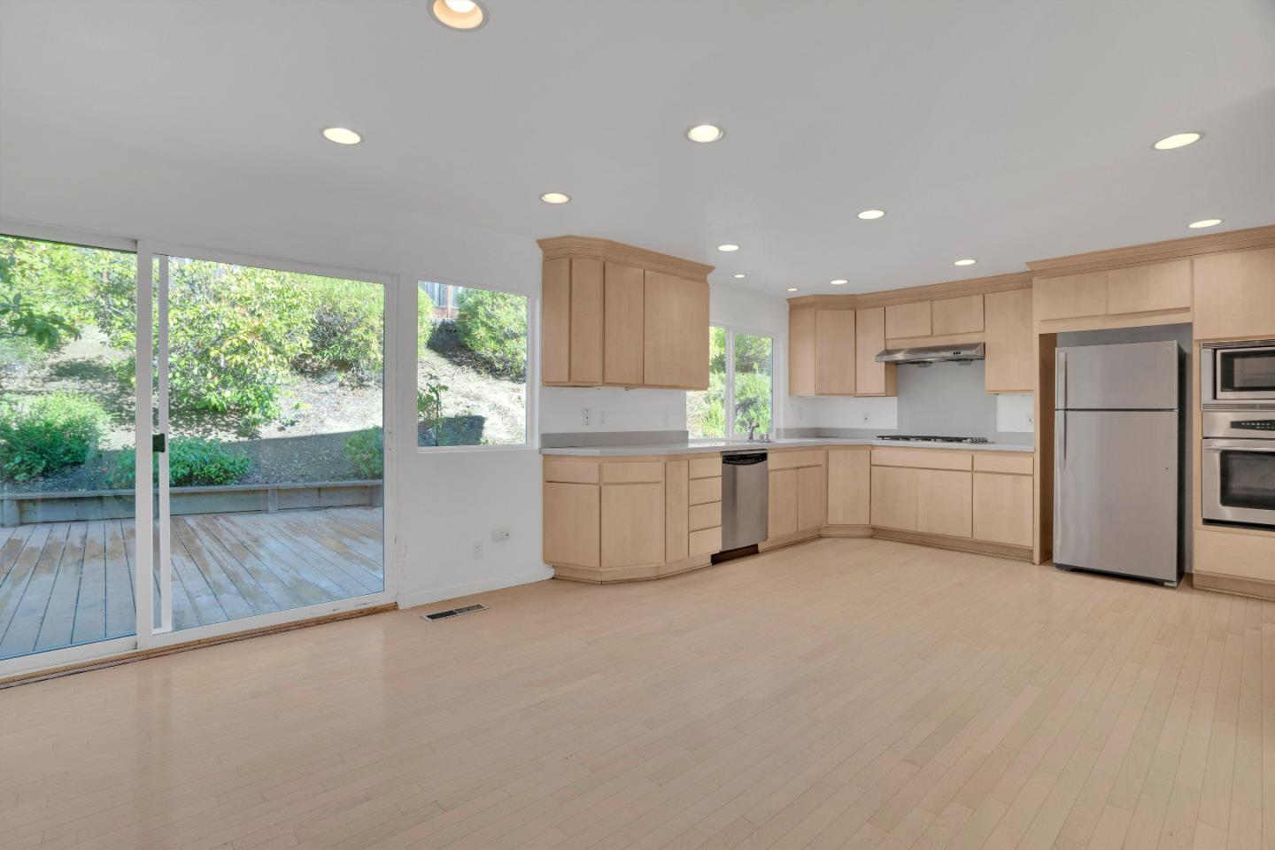 Detail Gallery Image 8 of 33 For 239 Sierra Ct, Martinez,  CA 94553 - 4 Beds | 2/1 Baths