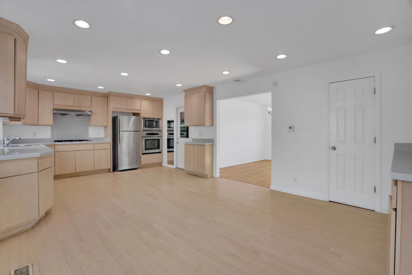 Detail Gallery Image 9 of 33 For 239 Sierra Ct, Martinez,  CA 94553 - 4 Beds | 2/1 Baths