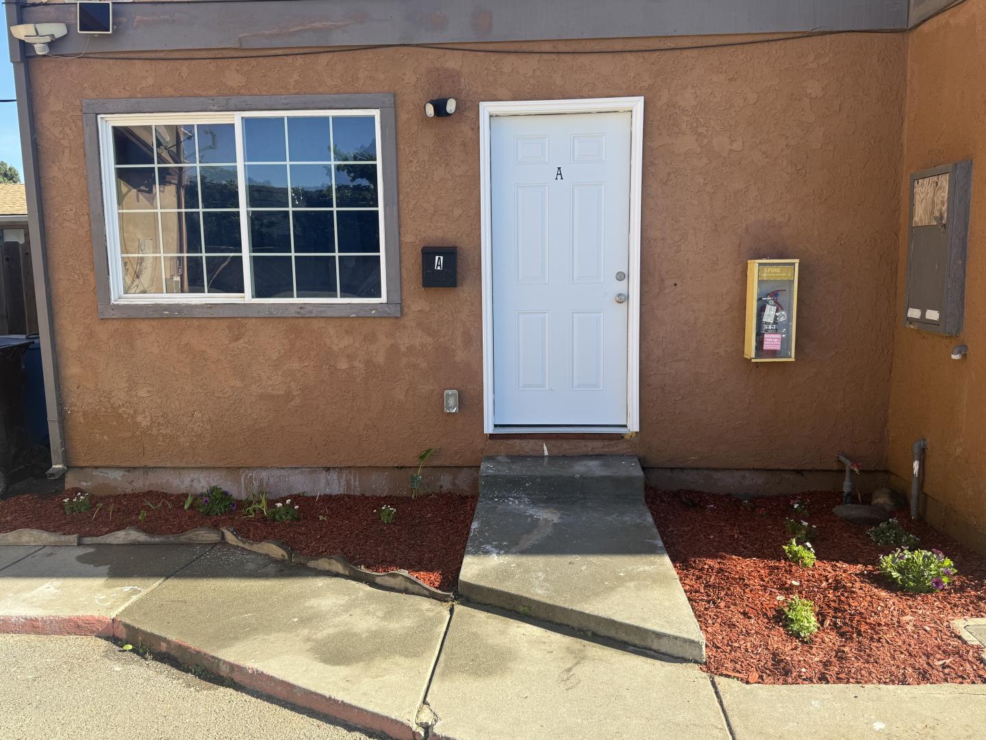 Detail Gallery Image 3 of 28 For 890 Rider Ave a,  Salinas,  CA 93905 - 2 Beds | 2 Baths