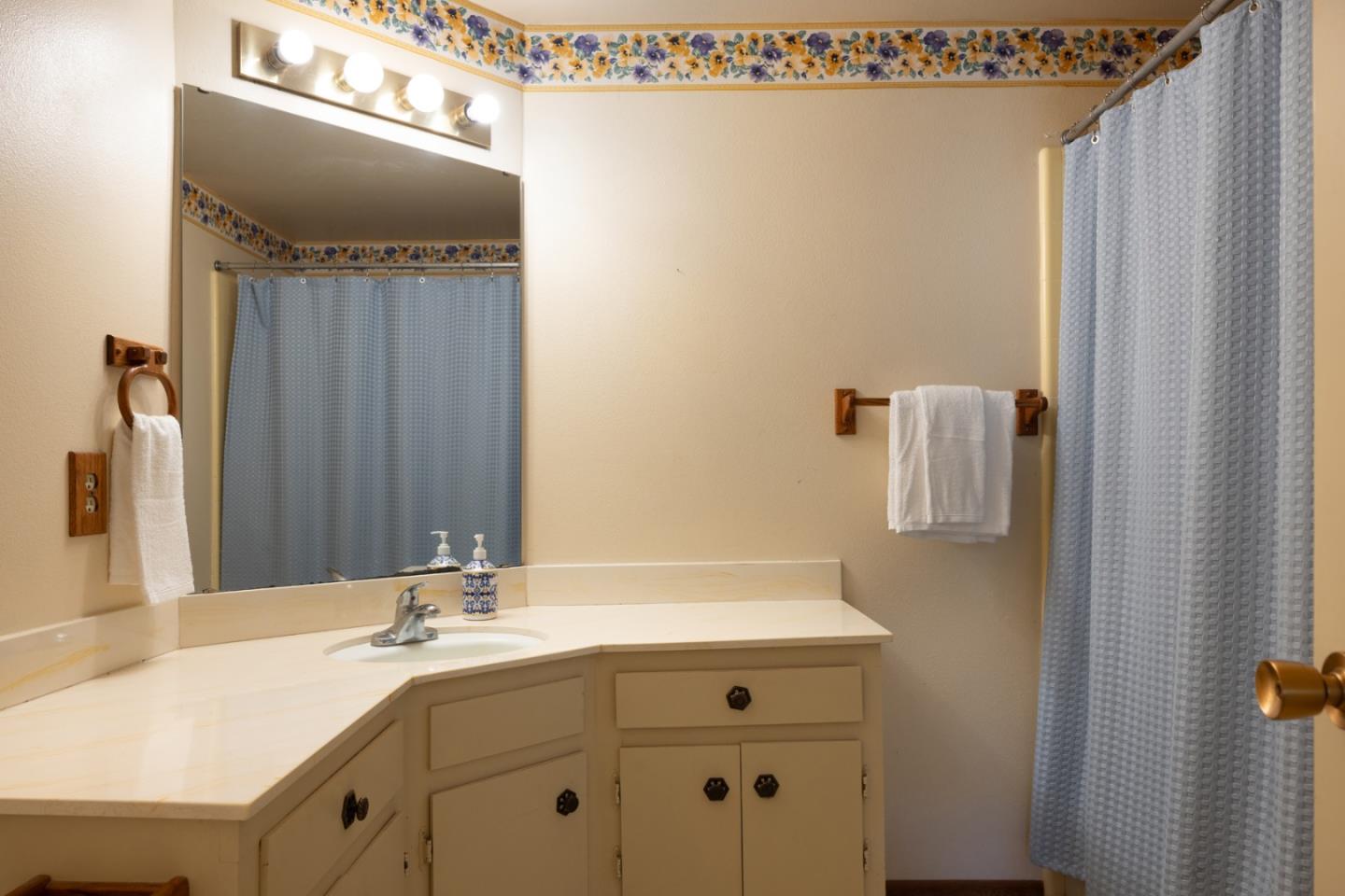 Detail Gallery Image 11 of 13 For 22985 Guidotti Dr, Salinas,  CA 93908 - 3 Beds | 2 Baths