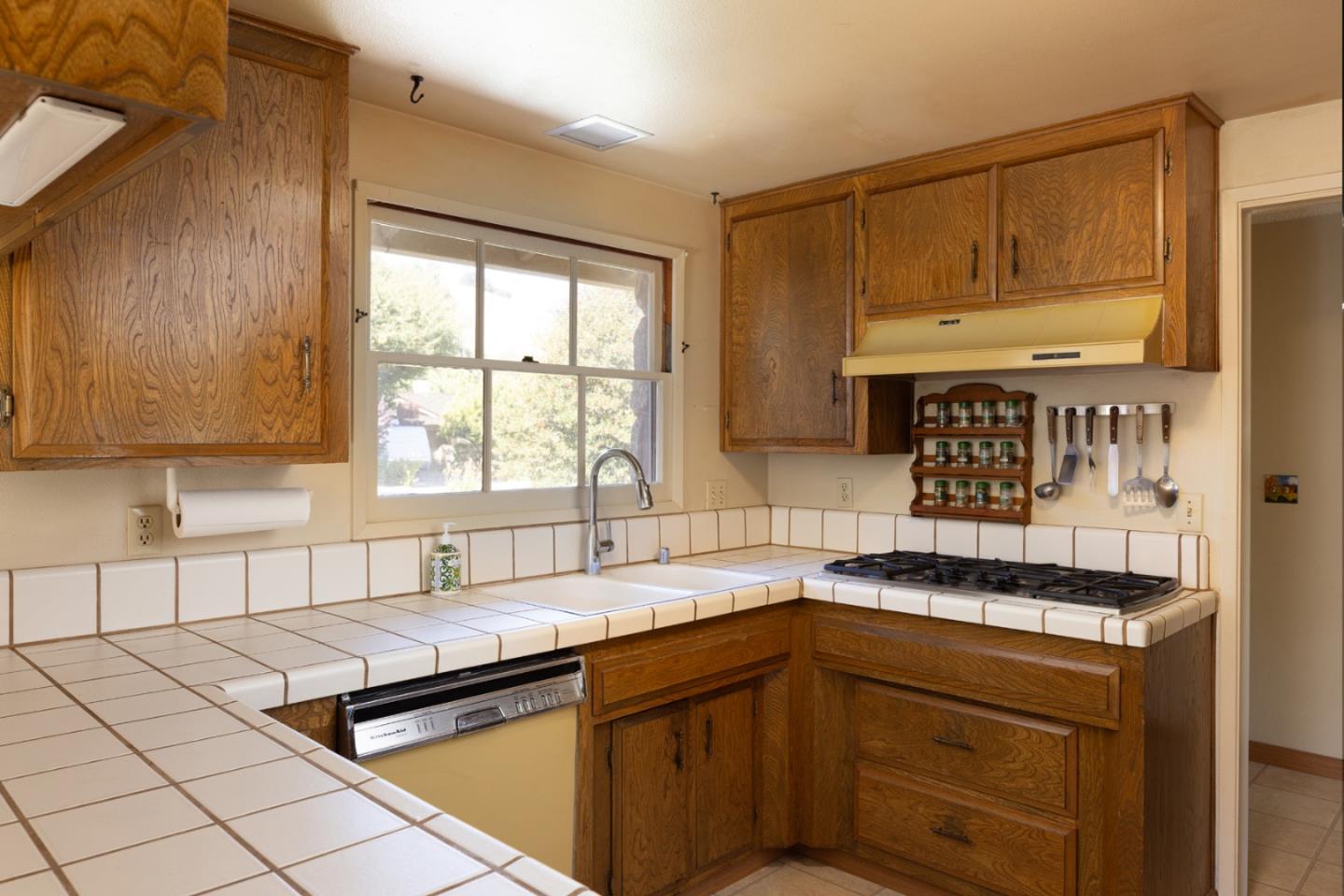 Detail Gallery Image 5 of 13 For 22985 Guidotti Dr, Salinas,  CA 93908 - 3 Beds | 2 Baths