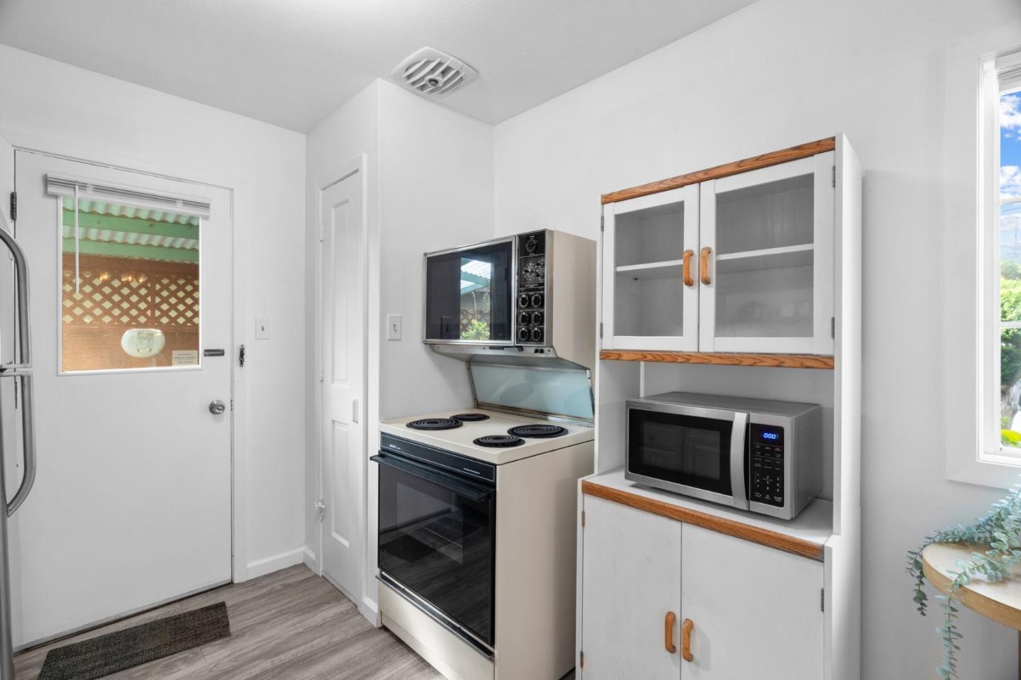 Detail Gallery Image 11 of 49 For 831 Byron Dr, South San Francisco,  CA 94080 - 4 Beds | 2 Baths