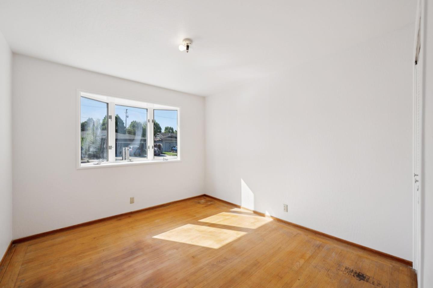 Detail Gallery Image 14 of 20 For 1155 London Ave, Sunnyvale,  CA 94087 - 5 Beds | 3 Baths