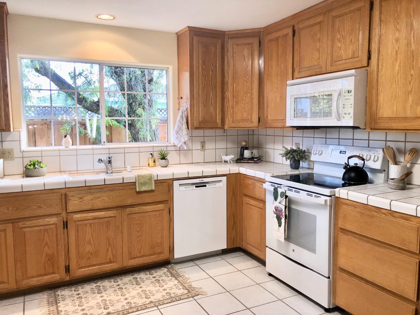 Detail Gallery Image 12 of 46 For 1220 Webster St, Santa Cruz,  CA 95062 - 3 Beds | 2 Baths