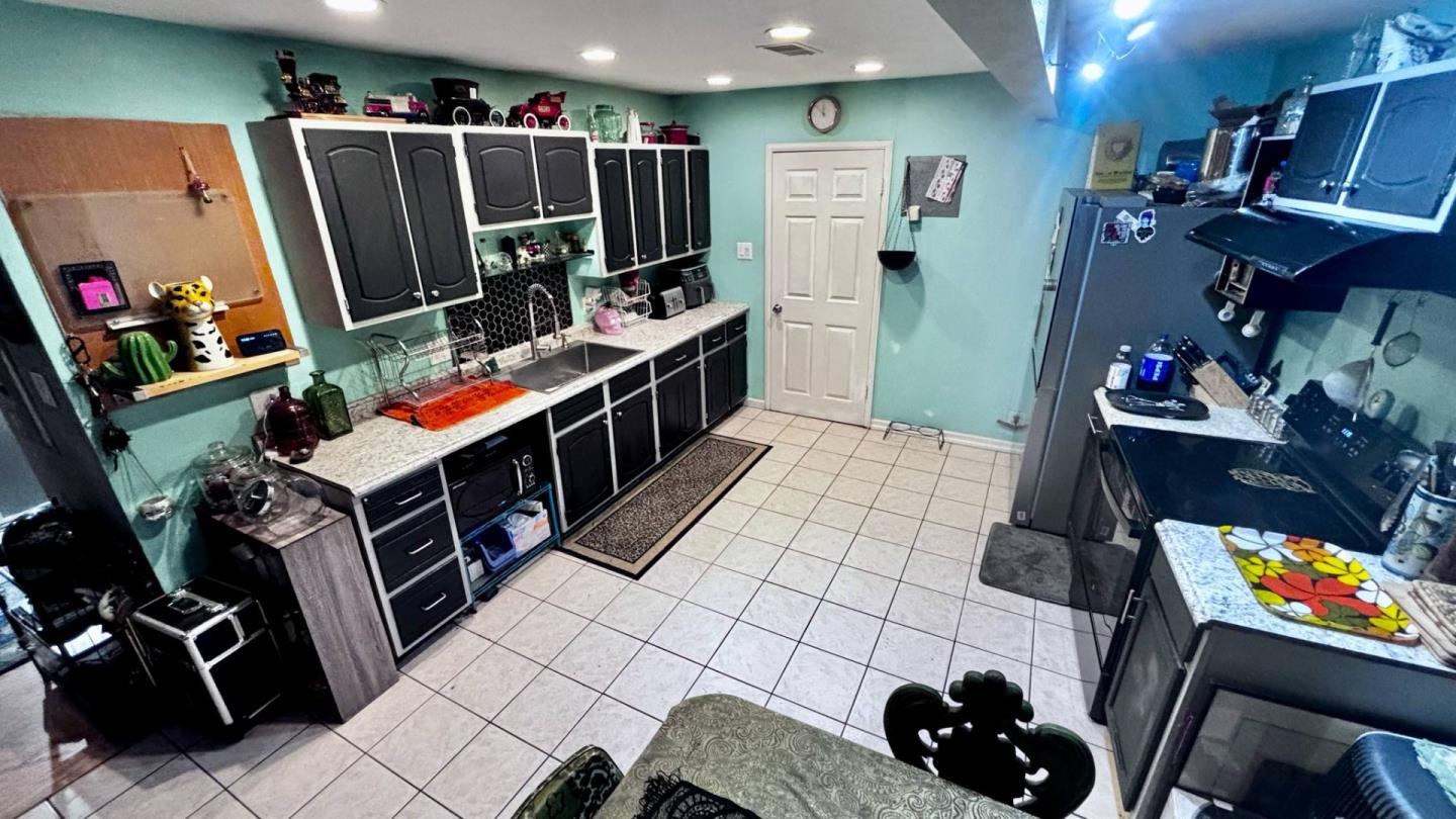 Detail Gallery Image 4 of 6 For 416 Cortez Dr, Petaluma,  CA 94954 - 3 Beds | 1 Baths