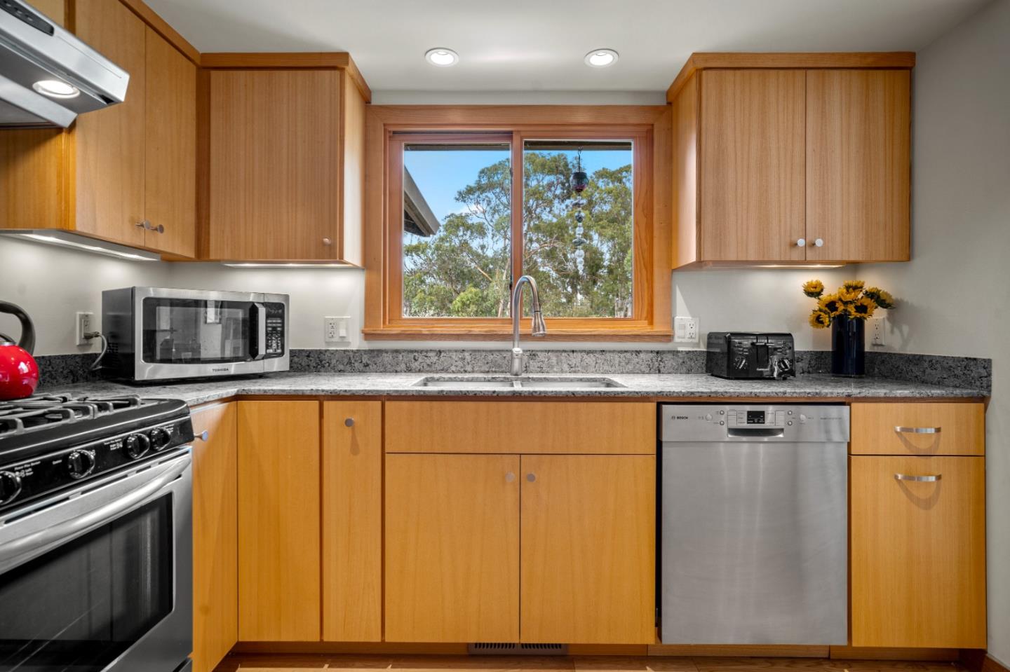 Detail Gallery Image 7 of 23 For 1665 Military Ave, Seaside,  CA 93955 - 3 Beds | 2 Baths