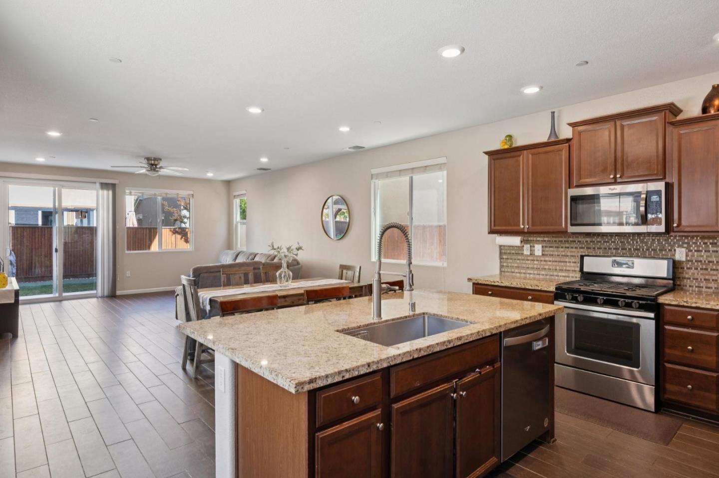 Detail Gallery Image 14 of 75 For 2521 Apricot Way, Gilroy,  CA 95020 - 3 Beds | 2/1 Baths