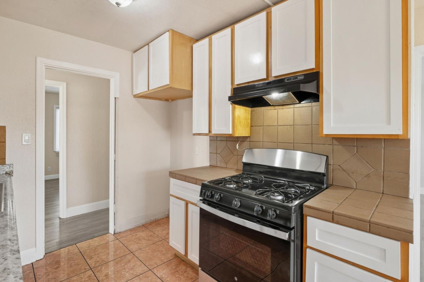 Detail Gallery Image 11 of 43 For 957 Oakwood Ave, Vallejo,  CA 94591 - 4 Beds | 1 Baths