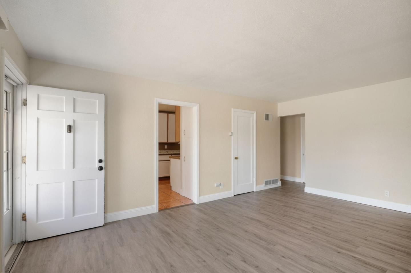 Detail Gallery Image 4 of 43 For 957 Oakwood Ave, Vallejo,  CA 94591 - 4 Beds | 1 Baths