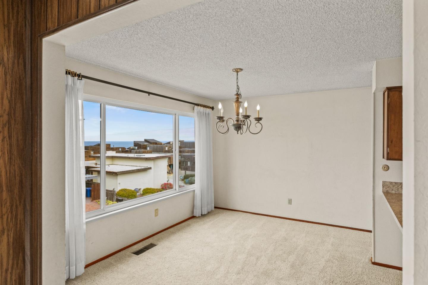 Detail Gallery Image 11 of 51 For 146 Seafoam Ave, Monterey,  CA 93940 - 4 Beds | 2 Baths
